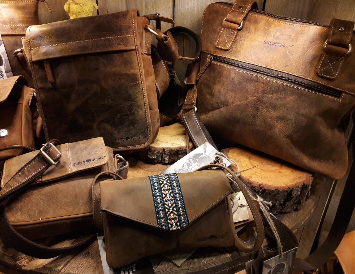 Rucksack und kleine Handtasche in verschiedenen Größen​